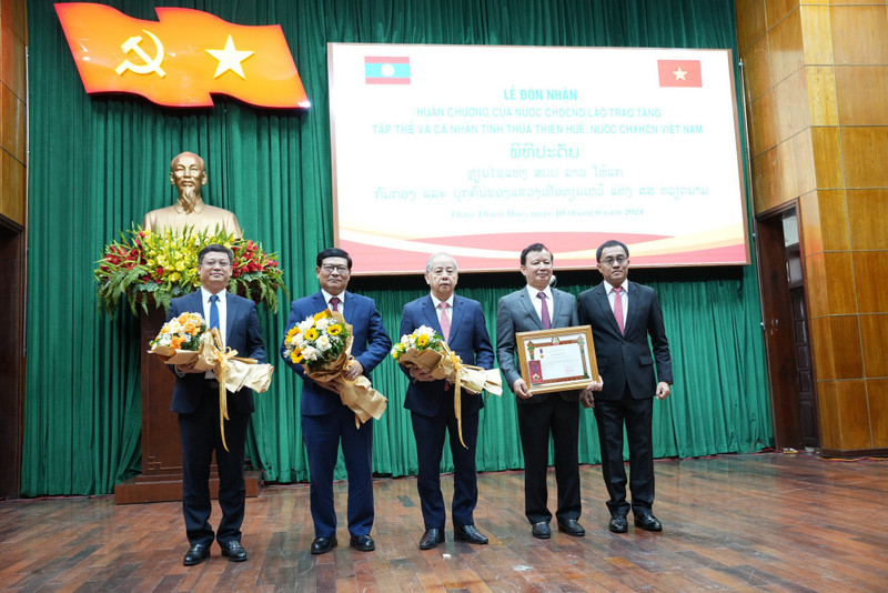 Thua Thien Hue leaders receive Lao orders. (Photo: VGP)