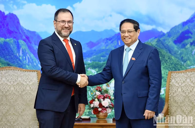 Prime Minister Pham Minh Chinh receives Venezuelan Minister of Foreign Affairs Yvan Gil Pinto in Hanoi on June 8. (Photo: Tran Hai)