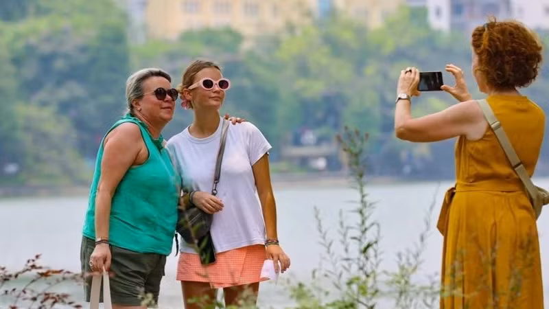 Foreign tourists in Hanoi. (Photo: VNA)