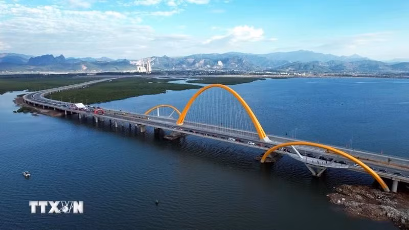 Binh Minh Bridge spanning Cua Luc Bay in Quang Ninh province (Photo: VNA)