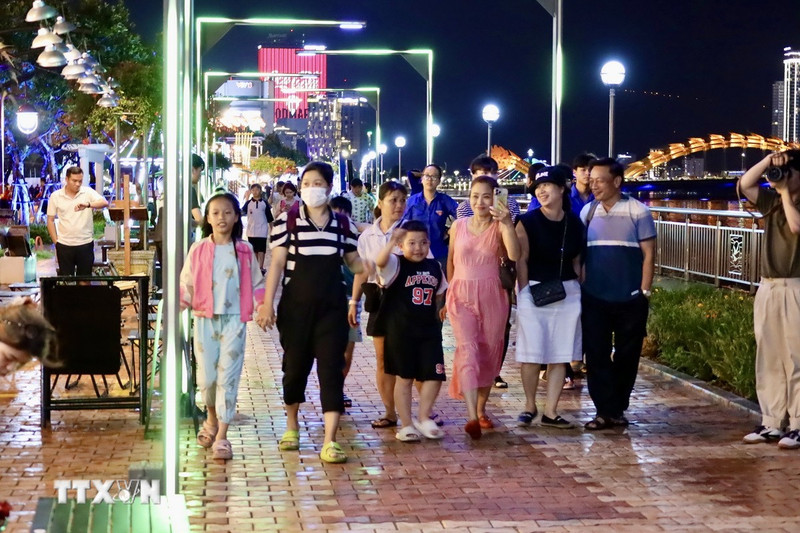 Visitors at the Bach Dang pedestrian street. (Photo: VNA)