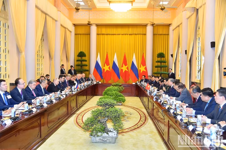 The talks between Vietnamese President To Lam and his Russian counterpart Vladimir Putin. (Photo: NDO)