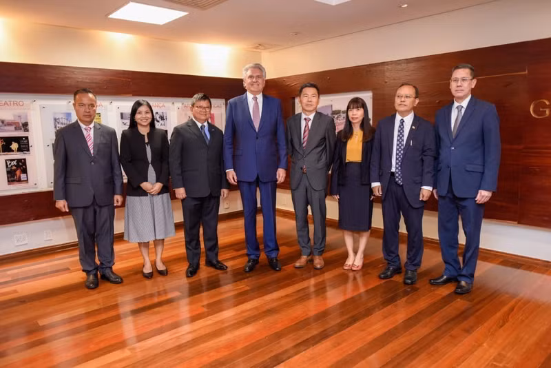 Vietnamese Ambassador Pham Thi Kim Hoa (third from right), other ASEAN ambassadors, and Governor of state Ronaldo Caiado (fourth from left) pose for a group photo. (Photo: VNA)
