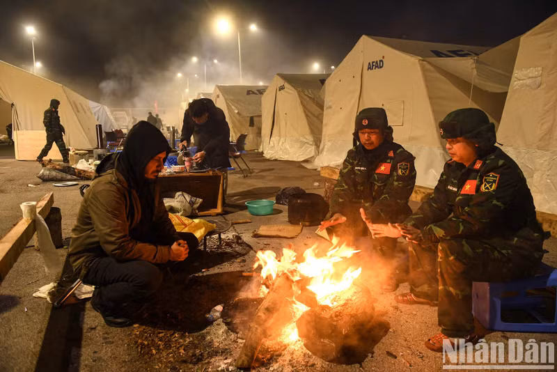 Vietnamese rescue officers spend the final night of their mission in Turkey in frigid temperatures of around 5-7 degrees Celsius.