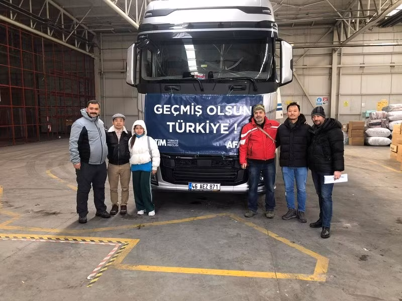 The truck carrying relief goods with the words: "Get well soon, Turkey", carried with it the hearts of the Vietnamese people in Istanbul to the victims of the earthquake. (Photo: Duong Nam Phuong)