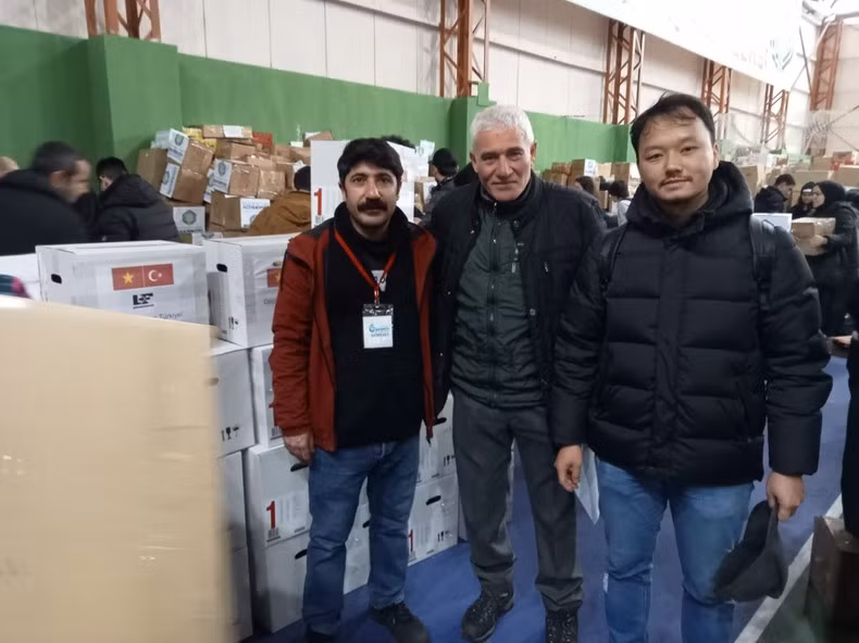 Photo: The Vietnamese community in Turkey supports victims of the disaster area. (Photo: Bui Mai)