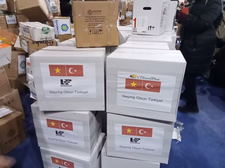 Photo: Boxes are printed with the national flags of Vietnam and Turkey with the words: "Geçmiş Olsun Türkiye!". (Photo: Duong Nam Phuong)