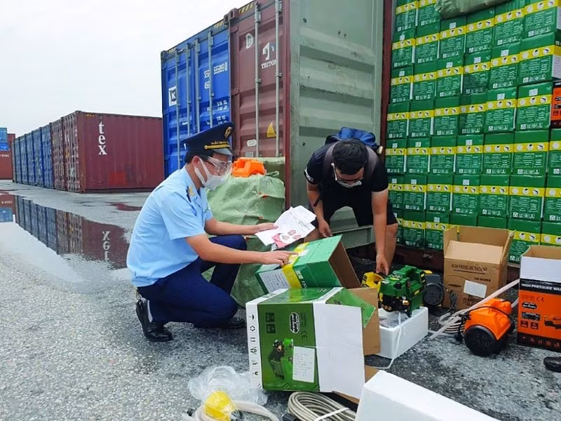 Goods inspection at Hai Phong customs. (Photo: Nguyen Le)