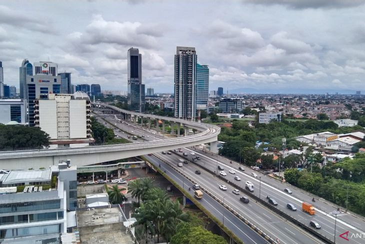 Vehicles pass on road sections in Kuningan, South Jakarta (Photo: https://en.antaranews.com/)