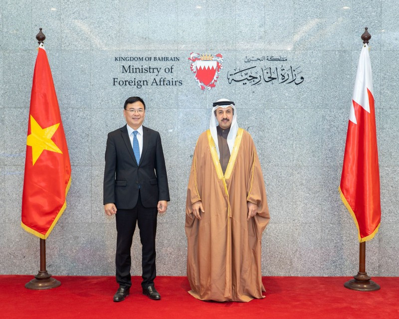 Deputy Foreign Minister Pham Quang Hieu and Undersecretary for Political Affairs at the Bahrain Foreign Ministry Abdulla bin Ahmed Al Khalifa. (Photo: MOFA)