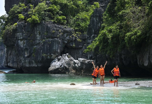 Tourists in Cat Ba (Photo: VNA)
