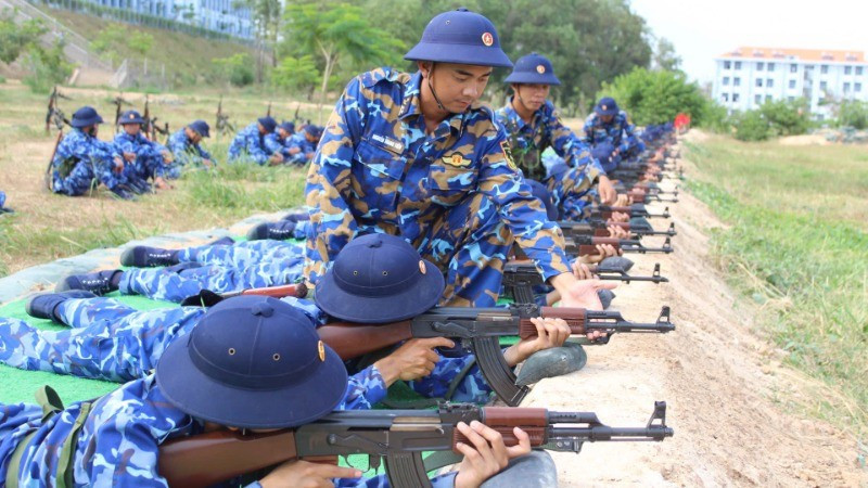 New soldiers of the 2nd Naval Region skilfully perform combat manoeuvres with submachine guns.