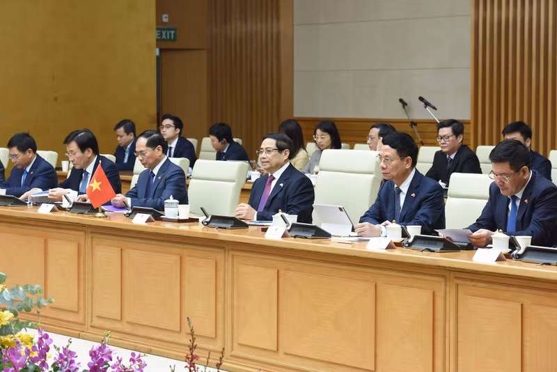 PM Pham Minh Chinh and members of the Vietnamese government at the talks with Singaporean PM Lawrence Wong.