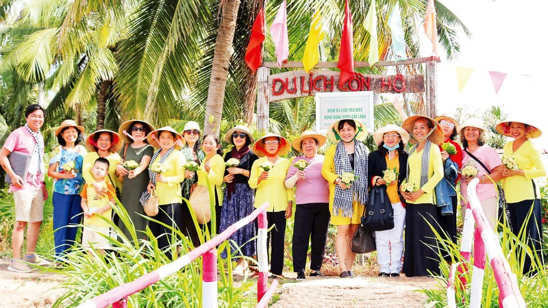 Visitors to Con Ho, an islet in Cang Long District, Tra Vinh Province.