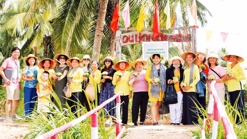 Visitors to Con Ho, an islet in Cang Long District, Tra Vinh Province.