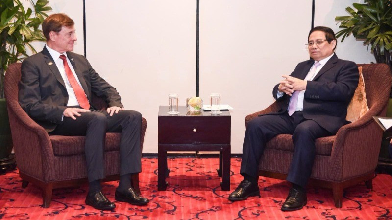 PM Pham Minh Chinh (R) and Embraer Group's President and CEO Francisco Gomes Neto (Photo: Tran Hai) 