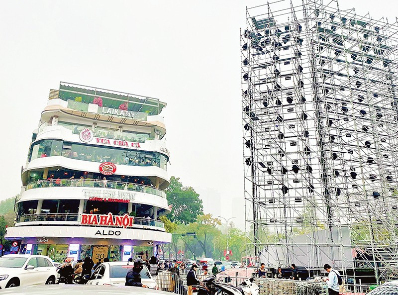 The space around Dong Kinh-Nghia Thuc Square needs replanning.
