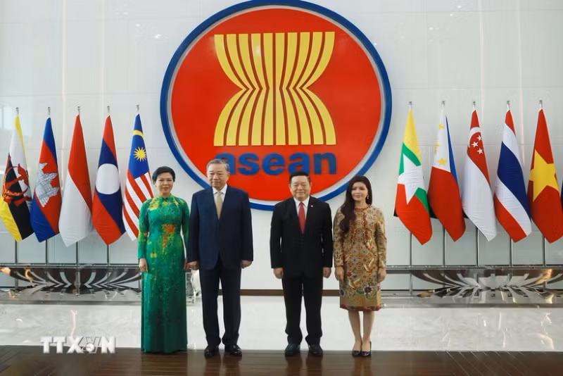 Party General Secretary To Lam and his spouse meet with ASEAN Secretary-General Kao Kim Hourn and his spouse in Indonesia. (Photo: VNA)