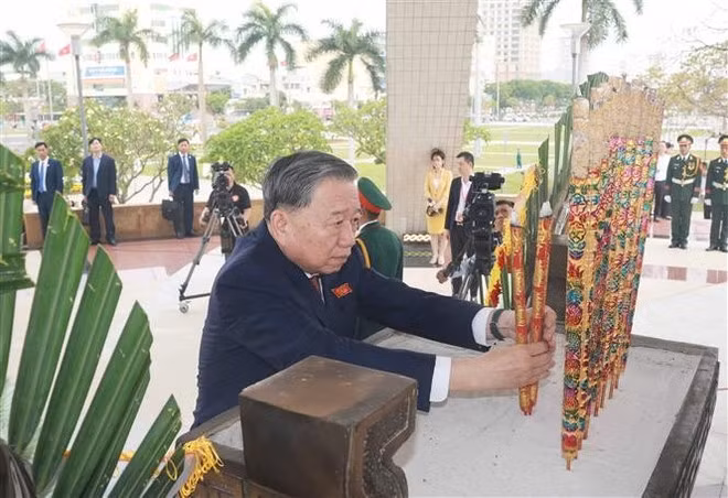 Party General Secretary To Lam offers incense to fallen heroes. (Photo: VNA)