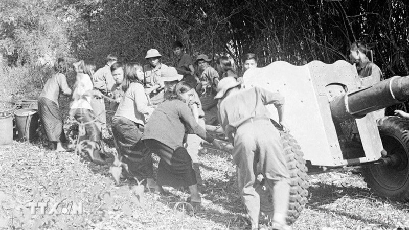 The Central Highlands people and soldiers pulled artillery to capture hills in Pleiku during the Central Highlands Campaign, which opened the 1975 Spring General Offensive and Uprising. (Photo: VNA)