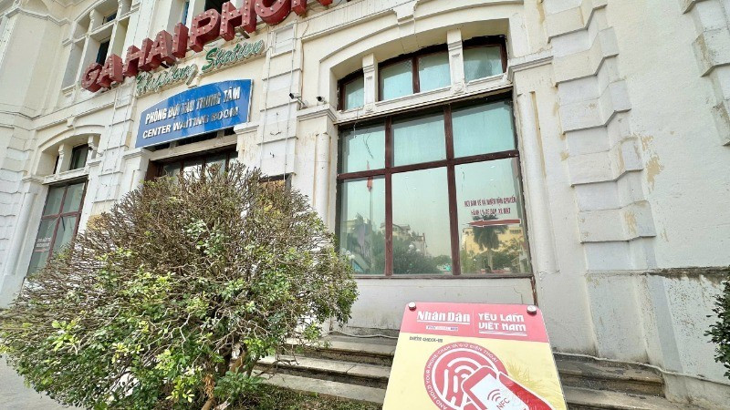 An NFC-enabled sign at Hai Phong Railway Station.