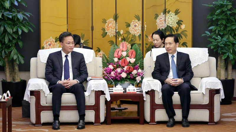 Secretary of Hung Yen Provincial Party Committee Nguyen Huu Nghia and China's Shaanxi Party Secretary Zhao Yide. 