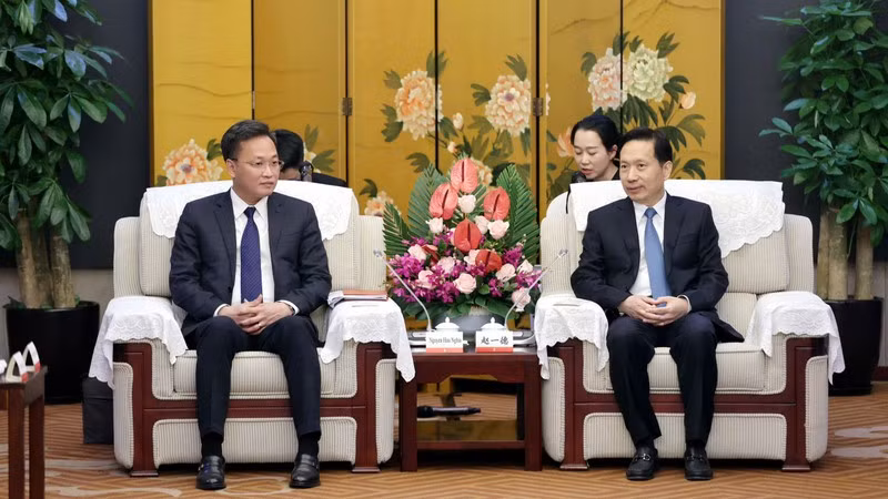 Secretary of Hung Yen Provincial Party Committee Nguyen Huu Nghia and China's Shaanxi Party Secretary Zhao Yide. 