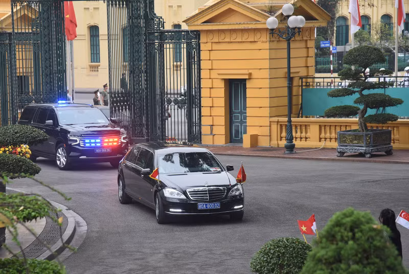 The motorcade carrying Singaporean PM Lawrence Wong and his spouse to the Presidential Palace.
