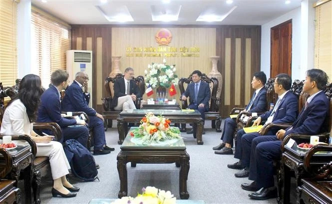 A delegation from the French Embassy pays a courtesy meeting to Dien Bien province. (Photo: VNA) 
