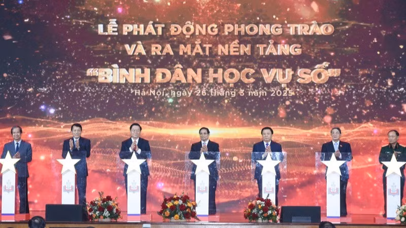 Prime Minister Pham Minh Chinh and delegates launch the "Digital Literacy Movement." (Photo: Tran Hai)