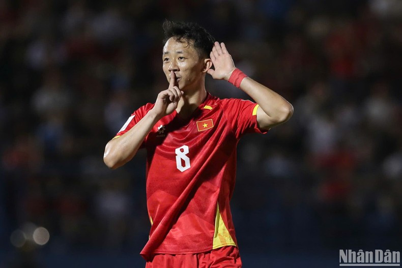 Chau Ngoc Quang celebrates after scoring the opener. (Photo: Ha Tung)