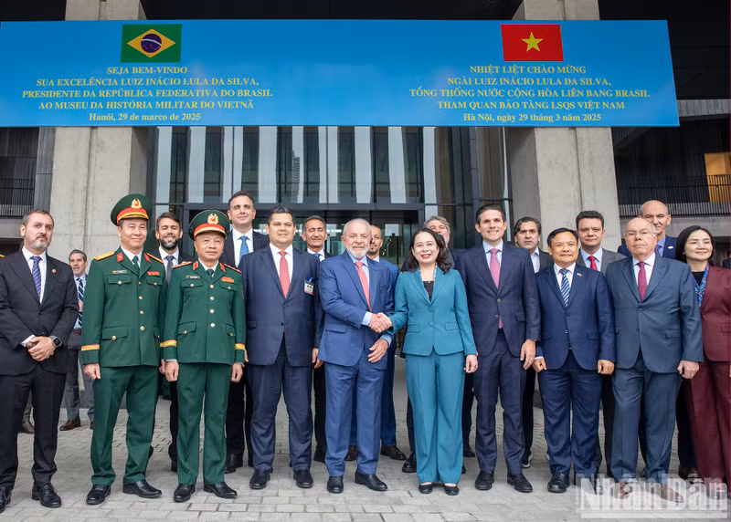 Vice President Vo Thi Anh Xuan, Brazilian President Luiz Inacio Lula da Silva and delegates pose for a photo in front of the museum.