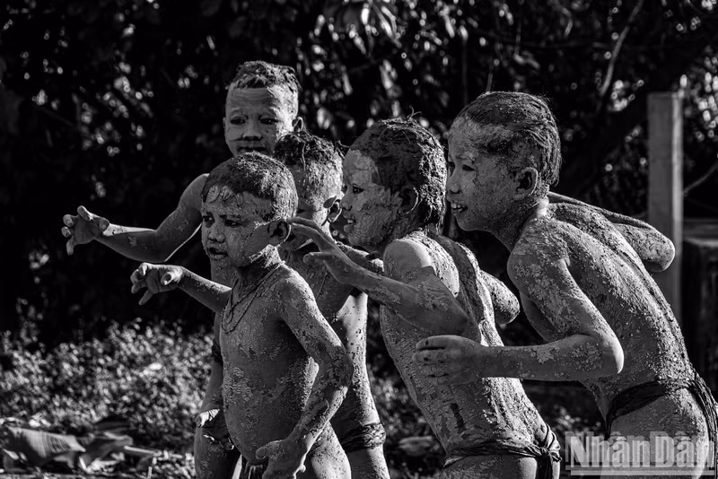 Only males perform the role of “mud spirits”, with no female participation.