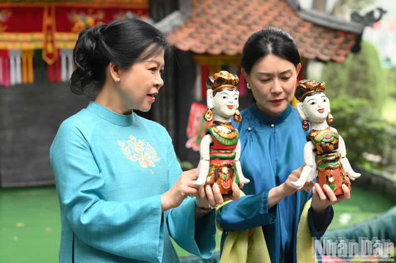 Madam Ngo Phuong Ly and Madam Loo Tze Lui at the event. (Photo: The Dai)
