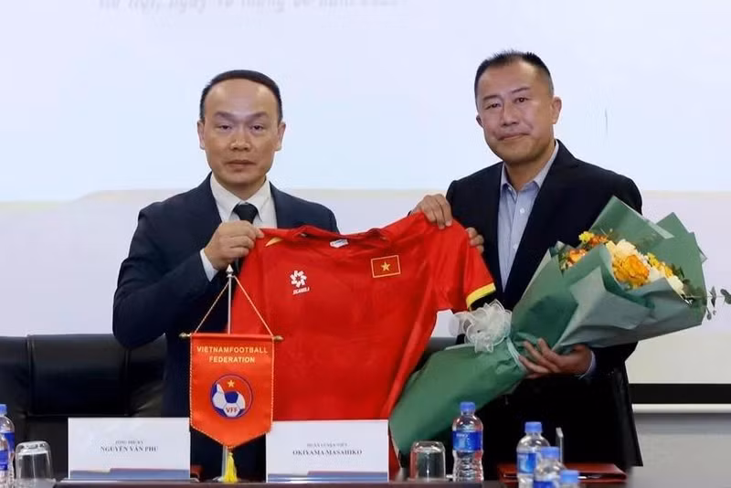 Okiyama Masahiko (R) has been appointed as the new head coach of Vietnam's U17 and U20 women's football teams. (Photo: Vietnam Football Federation) 
