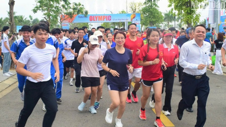 Over 3,000 participate in the Olympic Day Run in Da Nang.