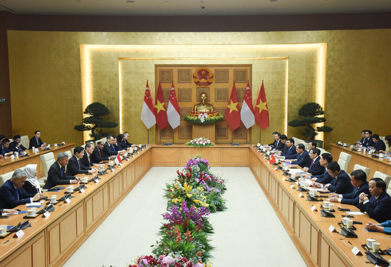Prime Minister Pham Minh Chinh and his Singaporean counterpart Lawrence Wong hold talks in Hanoi on March 26. (Photo: NDO)