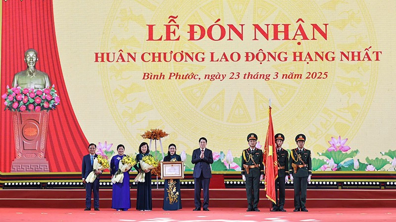 State President Luong Cuong awards the first-class Labour Order to Binh Phuoc. 