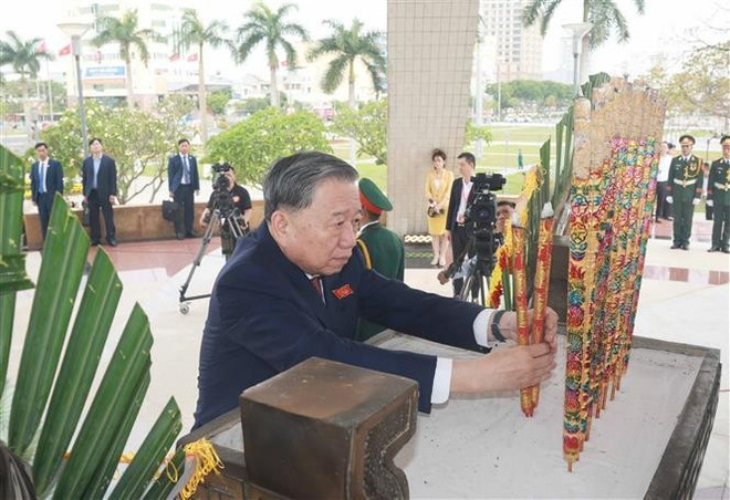 Party General Secretary To Lam offers incense to fallen heroes. (Photo: VNA)