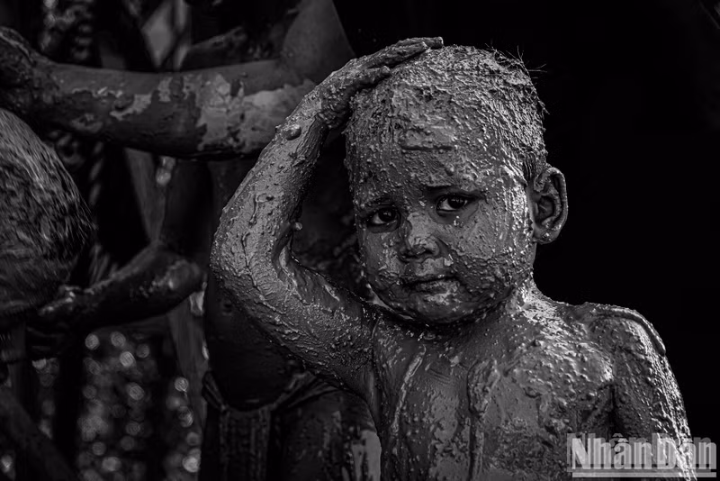 Disguising oneself as a “mud spirit” requires great skill, ensuring one cannot be recognised by others.