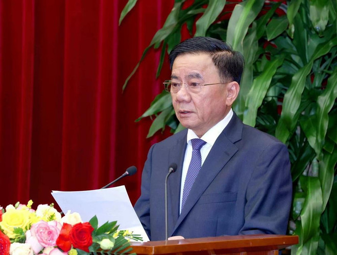 Politburo member and standing member of the Party Central Committee's Secretariat Tran Cam Tu signs Conclusion No. 128-KL/TW (Photo: VNA)