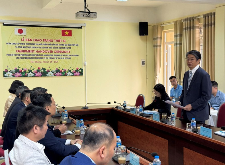 Japanese Ambassador to Vietnam Ito Naoki speaks at the equipment handover ceremony.