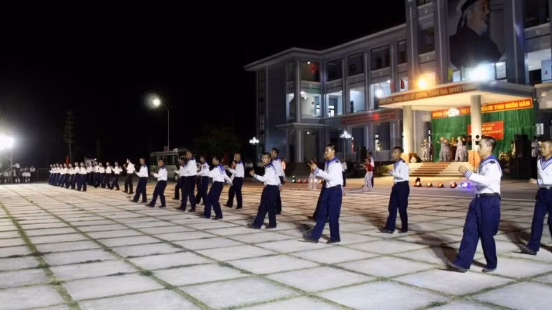 Naval soldiers participate in cultural performances. Naval soldiers participate in cultural performances.