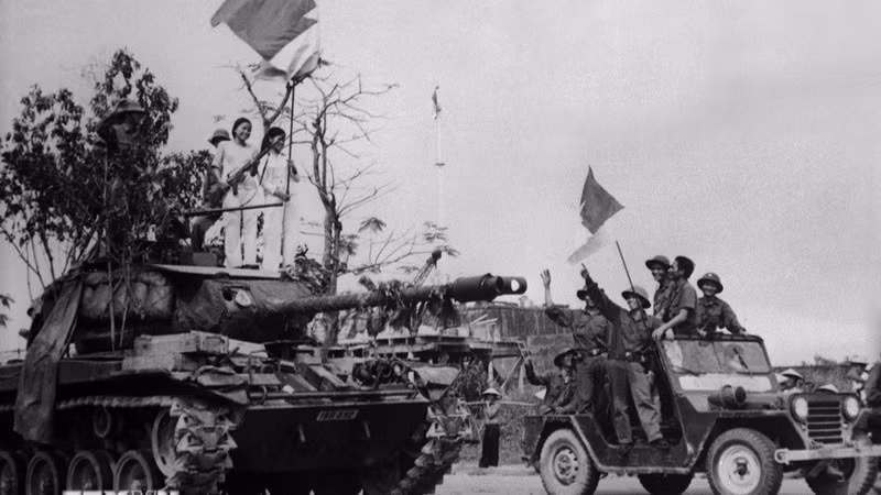 An enemy tank captured by the Liberation Army and the self-defence force in Hue. (Photo: Nguyen Dan/VNA)