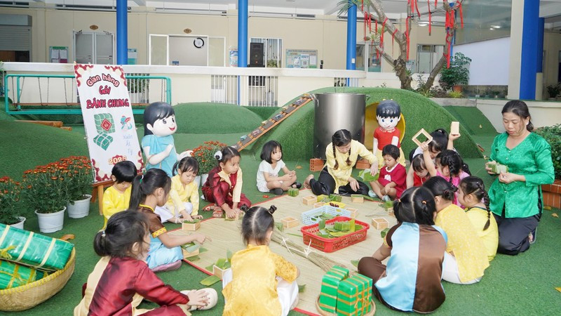 Teachers and children at 19/5 Nursery School experience the traditional Tet space. (Photo: The Anh)