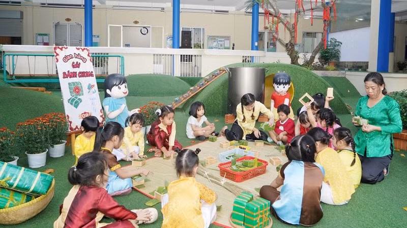 Teachers and children at 19/5 Nursery School experience the traditional Tet space. (Photo: The Anh)