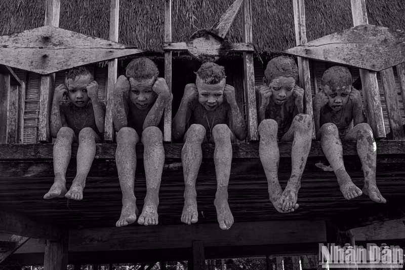 Young boys are covered entirely in mud, to appear as mysterious and spine-chilling as possible to captivate participants.