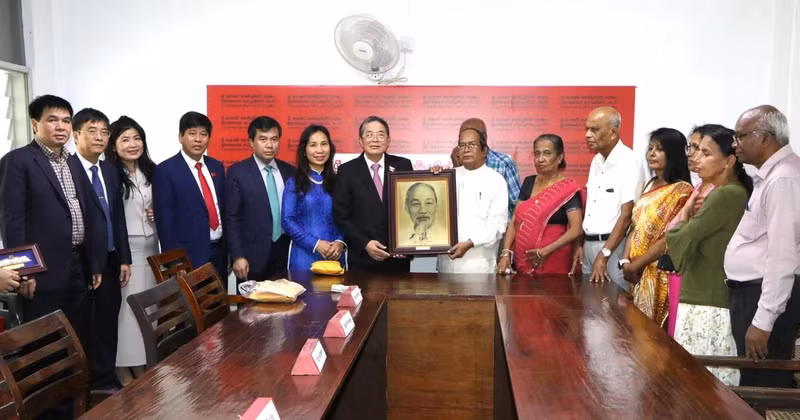 Vice Chairman of the National Assembly Nguyen Duc Hai presents a portrait of President Ho Chi Minh to the Communist Party of Sri Lanka. (Photo: VNA)
