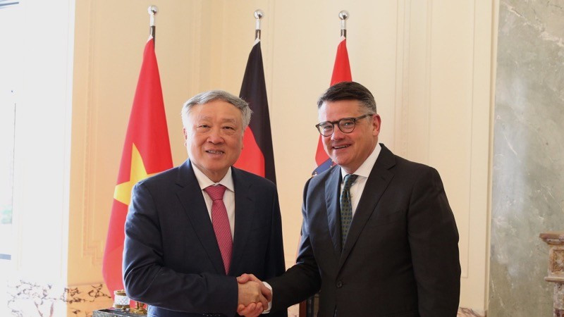 Deputy PM Truong Hoa Binh and MMinister-President of Germany’s State of Hessen Boris Rhein. (Photo: MOFA)