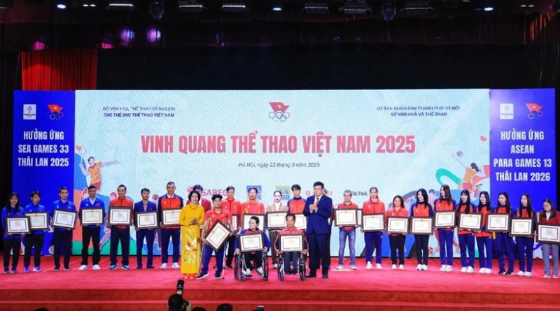 Athletes and coaches receives their certificates and awards for their remarkable achievement in the past year at the Vietnam Sport Glory Day in Hanoi on March 22. (Photo: VNA) 